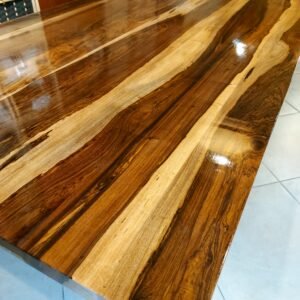 Mesa Guayubira con base X laqueado especial