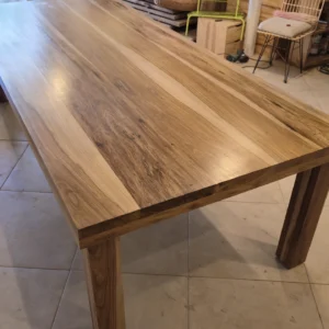 Mesa Petiribí con base de madera
