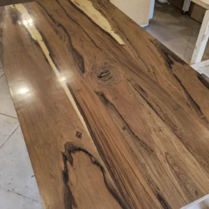 Mesa Guayubira con base cuadrada de Hierro